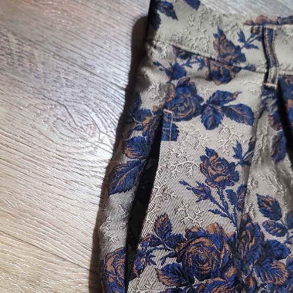 Blank NYC High Waist Floral Brocade Shorts - Metallic Bronze and Navy - Picture 6 of 12